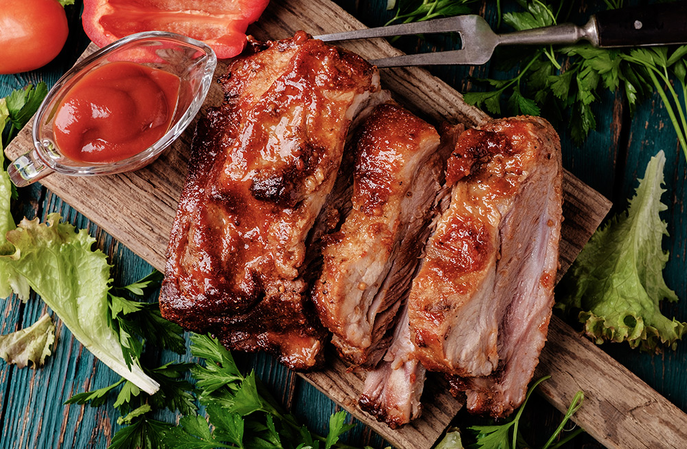 bistecca arrosto con insalata e ketchup